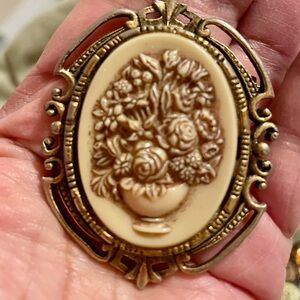 Vintage Floral Cameo Brooch in Cream and Gold